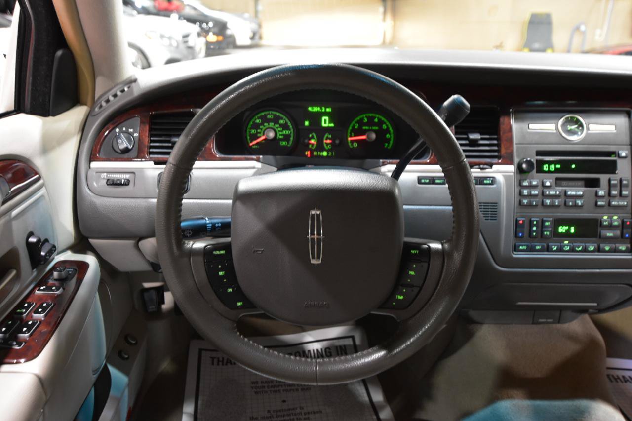 Used 2006 Lincoln Town Car Signature RWD image 15