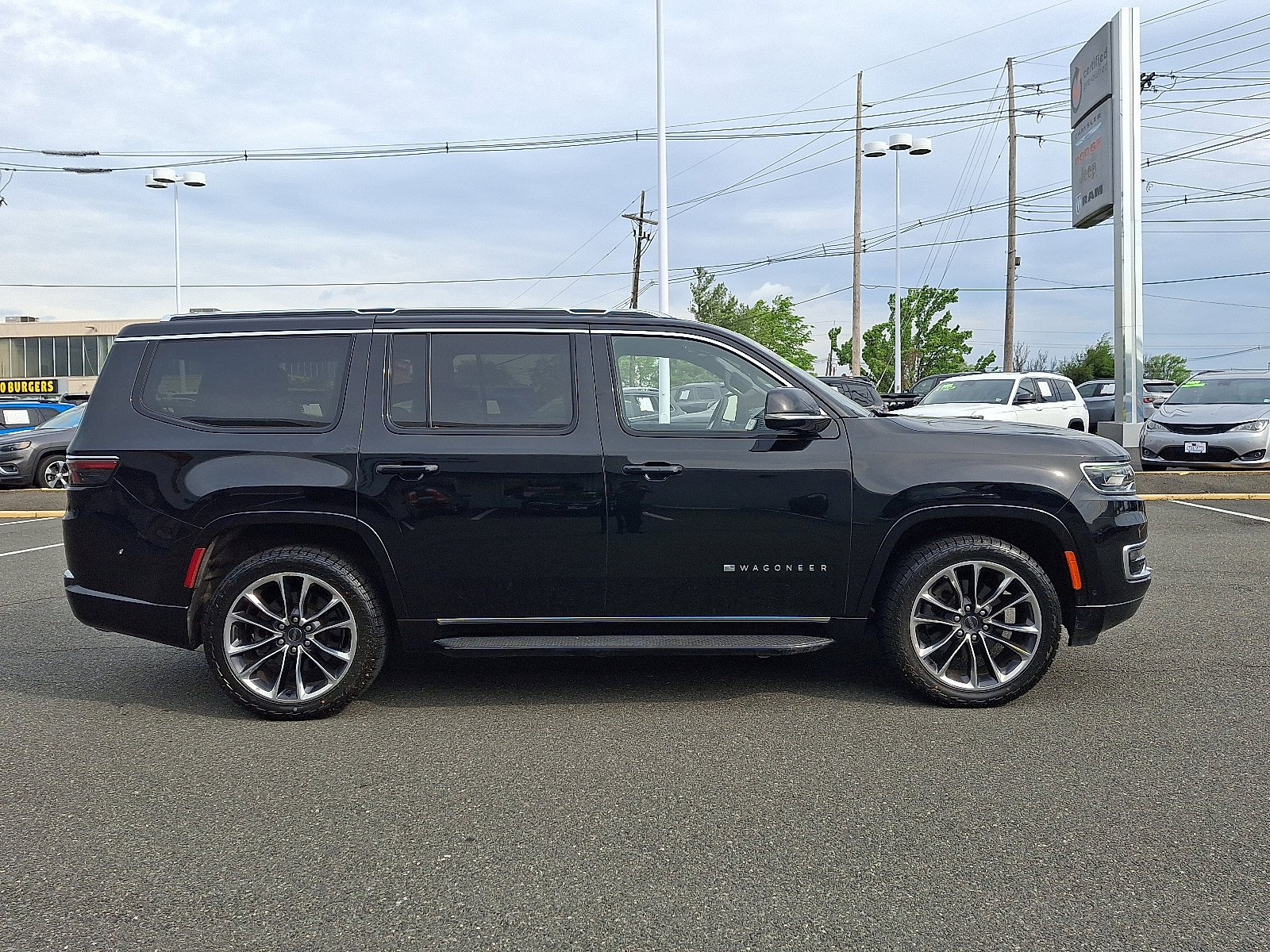 Used 2023 Jeep Wagoneer Series II w/ Premium Group I AWD/4WD image 8