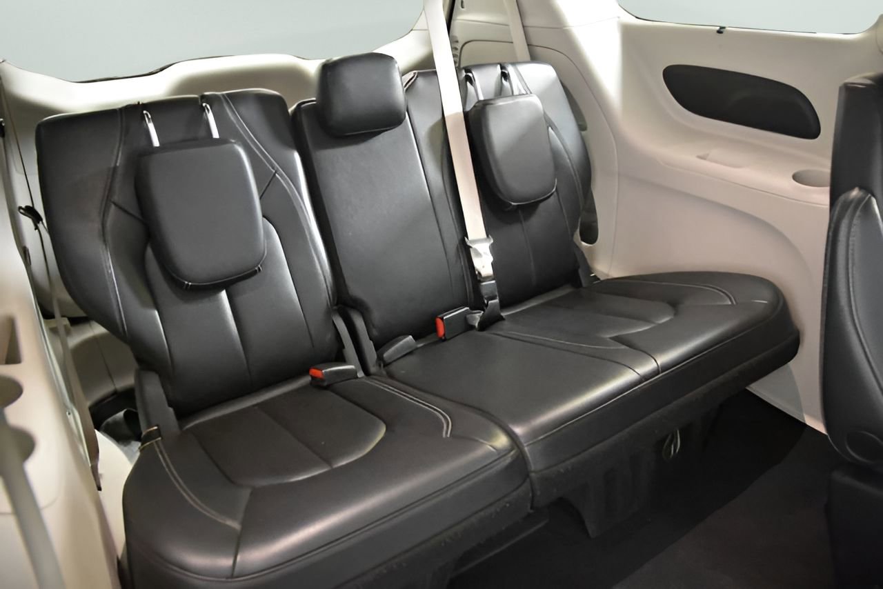 Used 2023 Chrysler Pacifica Touring-L image 35