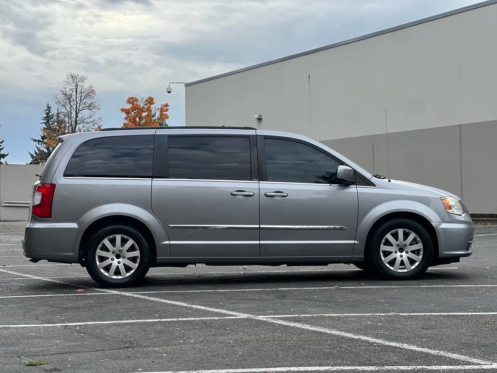 Used 2013 Chrysler Town & Country Touring image 6