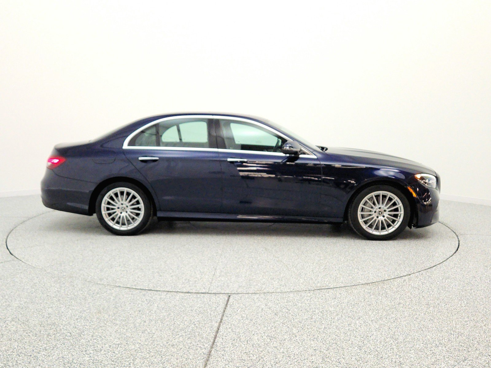 Used 2022 Mercedes-Benz E 350 Sedan image 4