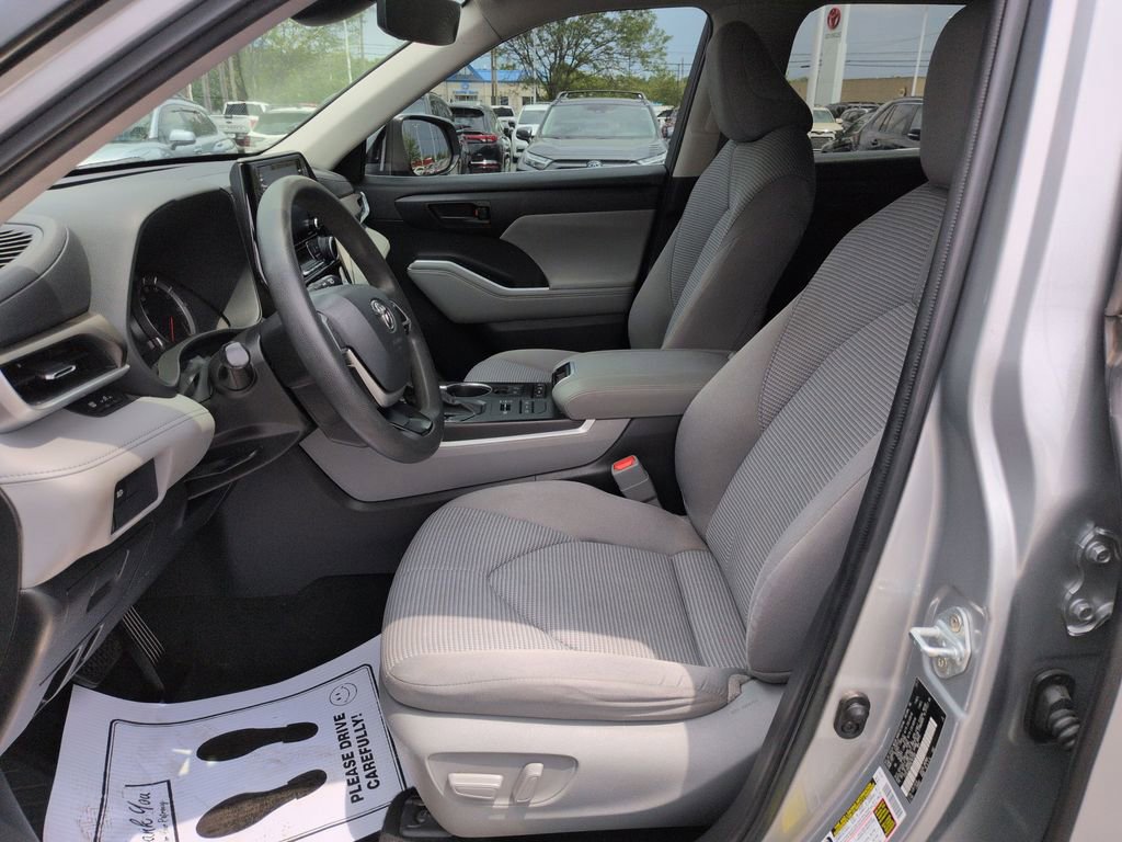 Used 2022 Toyota Highlander L AWD/4WD image 9