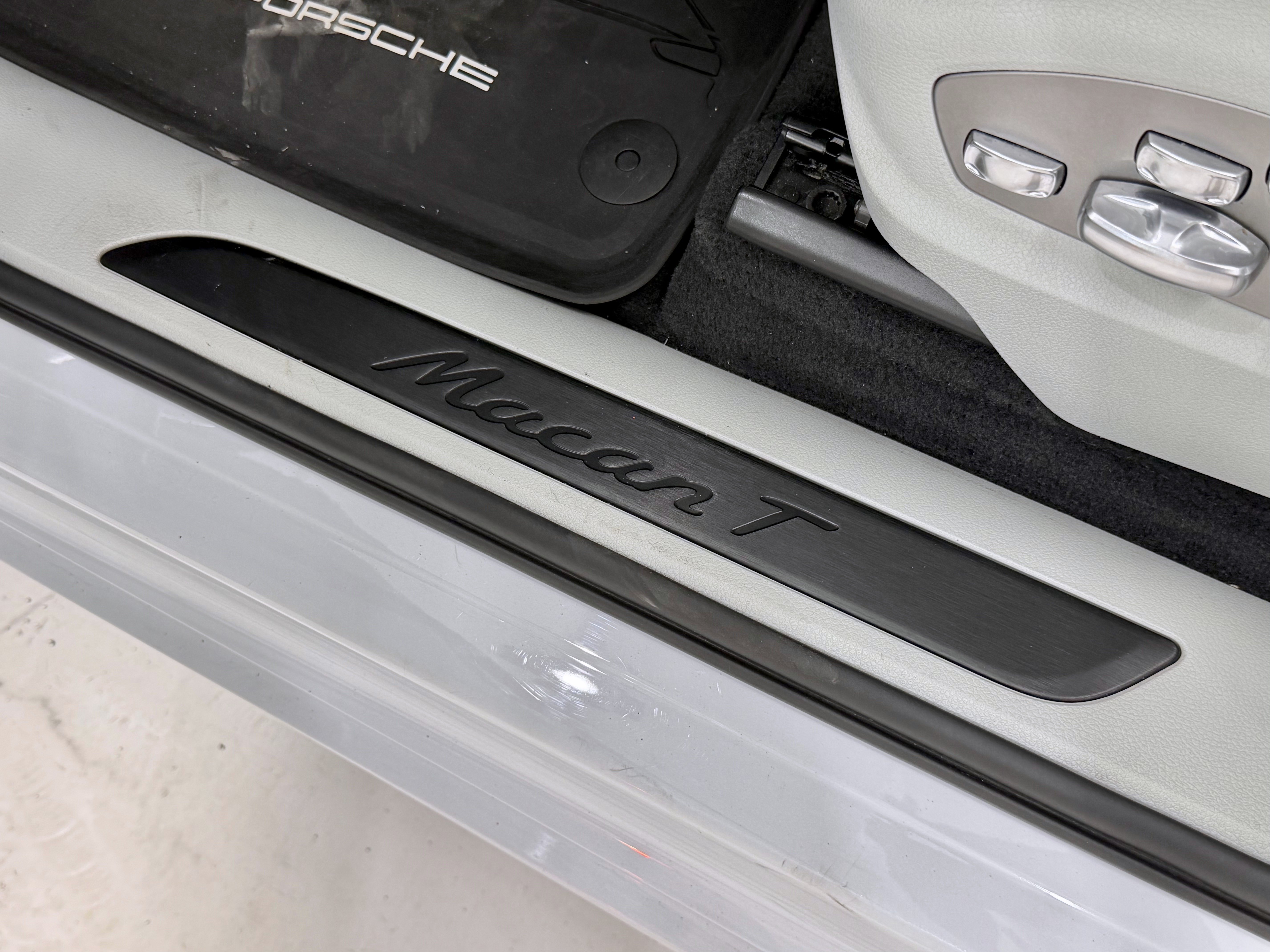 Certified 2023 Porsche Macan Turbo AWD/4WD image 32