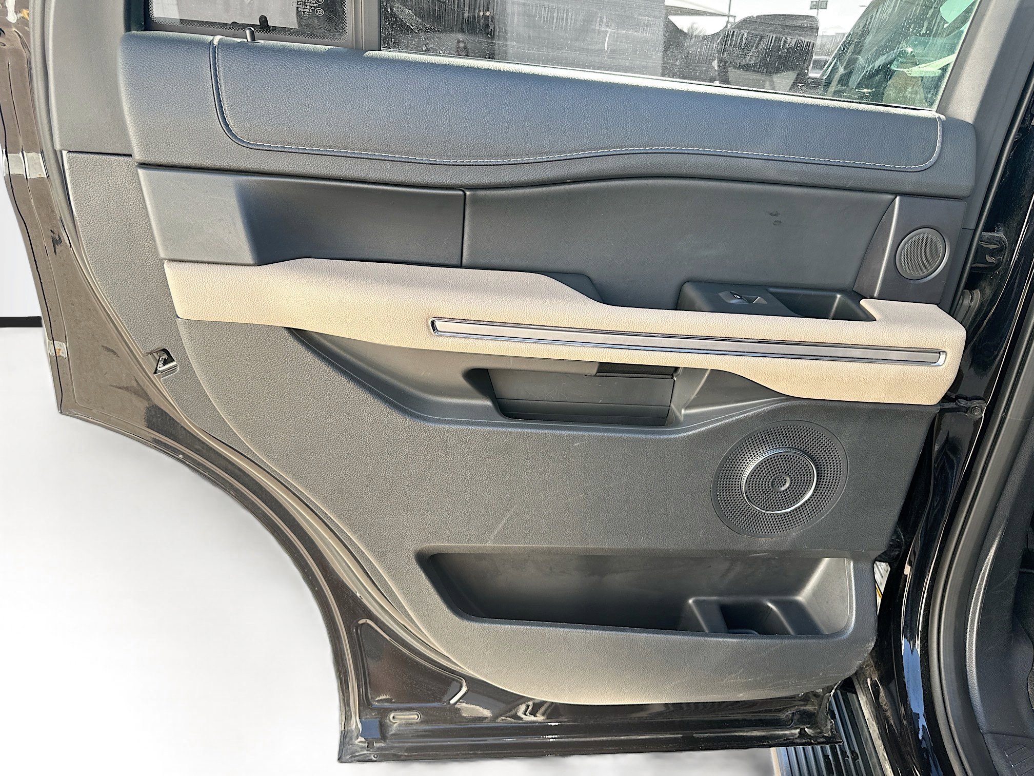 Used 2024 Ford Expedition Limited image 27