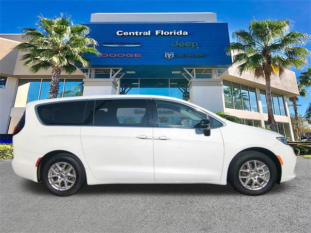 Certified 2024 Chrysler Pacifica Touring-L image 4