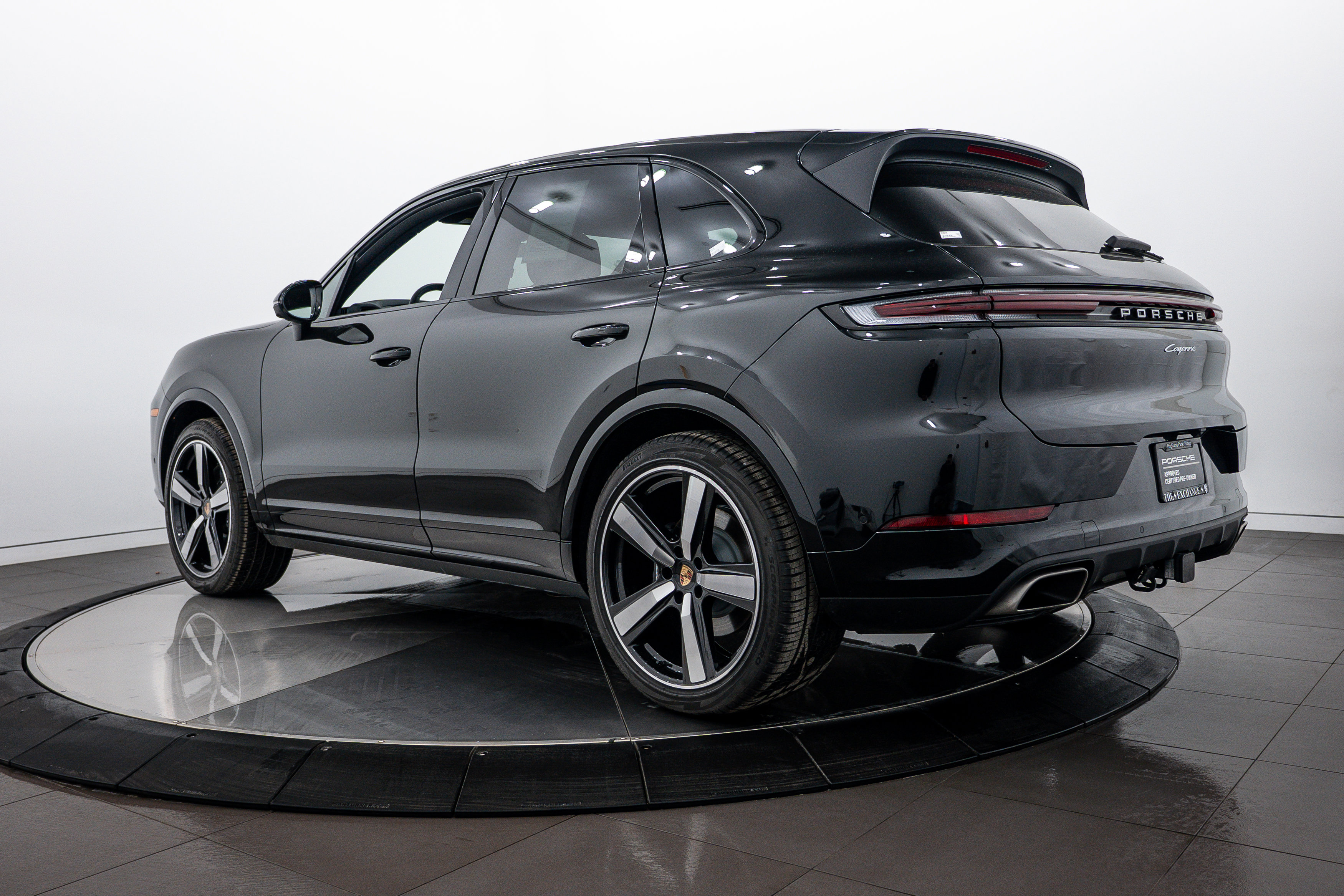 Certified 2025 Porsche Cayenne image 3