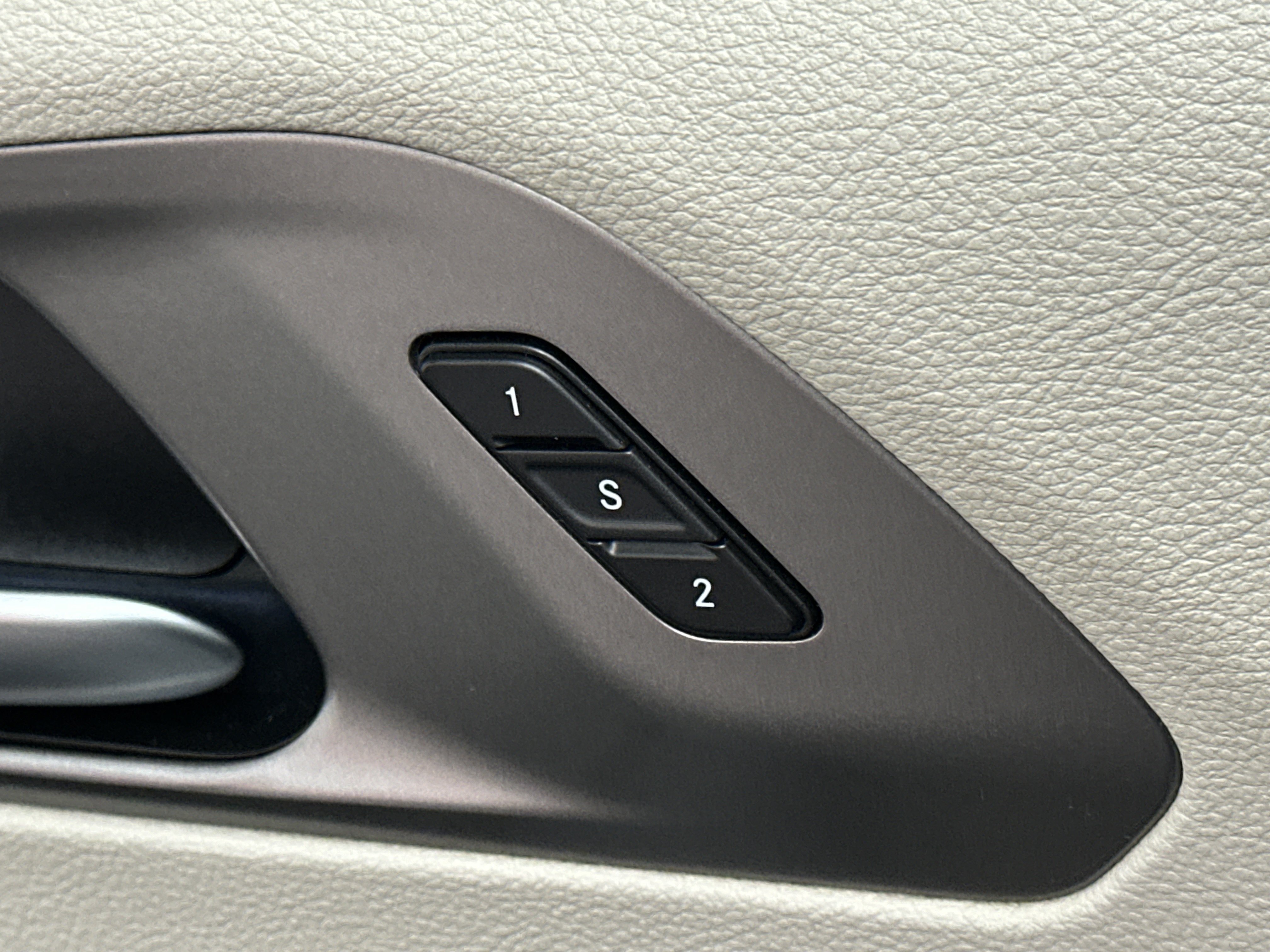 Used 2023 Chrysler Pacifica Touring-L FWD image 35