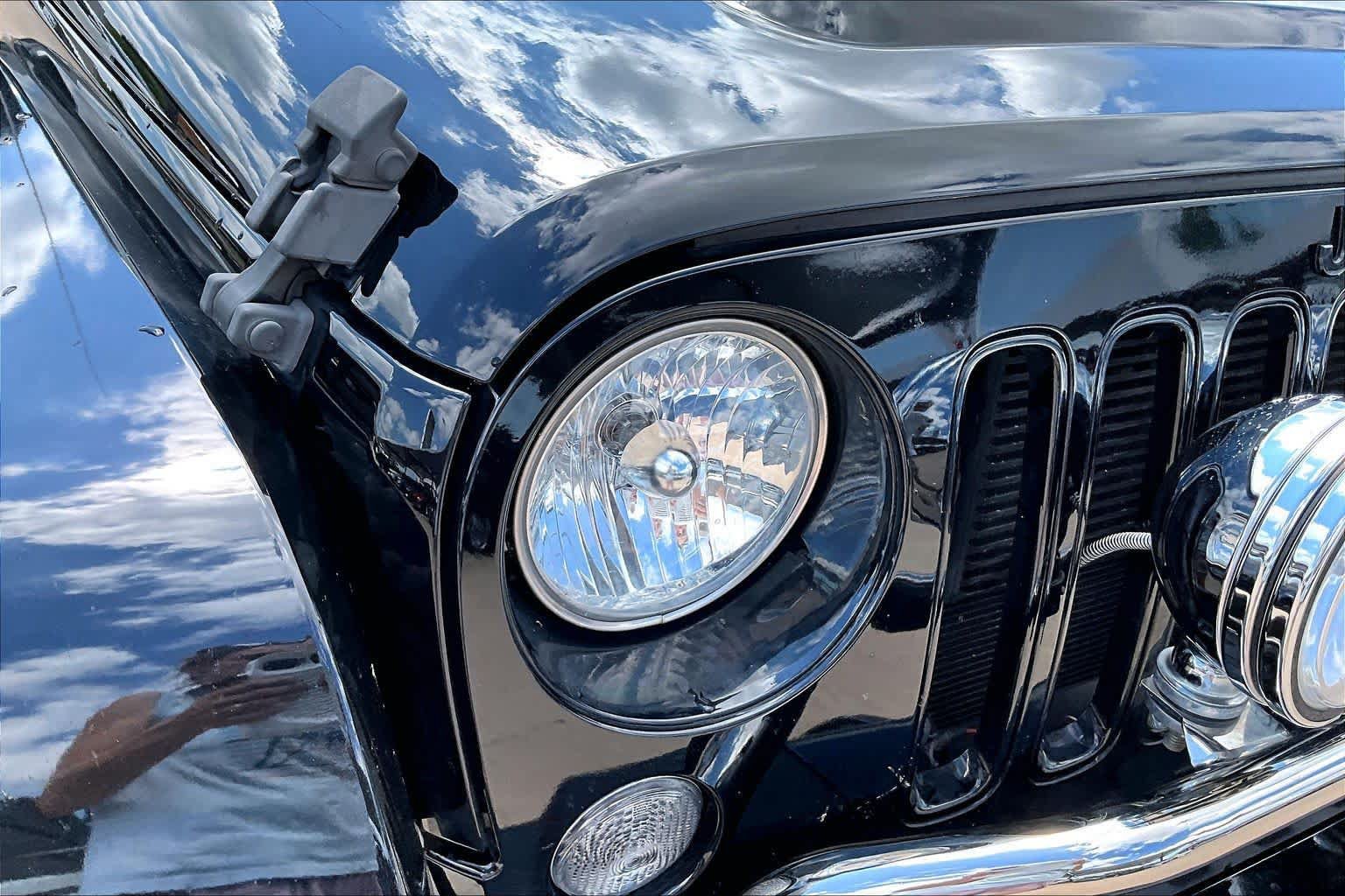Used 2015 Jeep Wrangler Unlimited Sahara AWD/4WD image 16