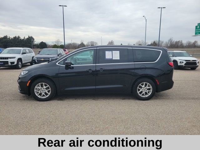 Used 2023 Chrysler Pacifica Touring-L image 3