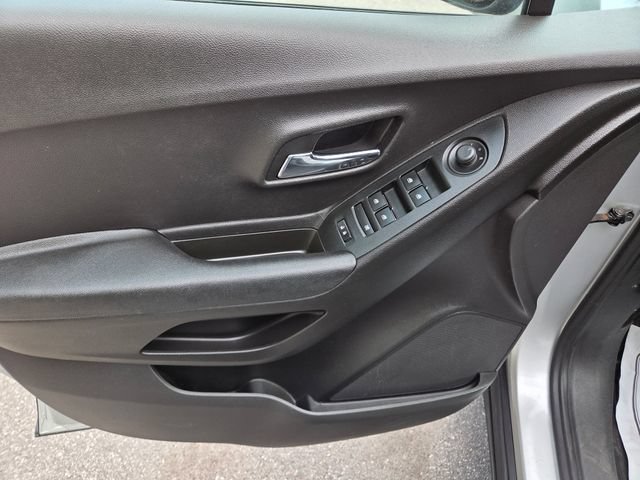 Used 2018 Chevrolet Trax LS FWD image 12