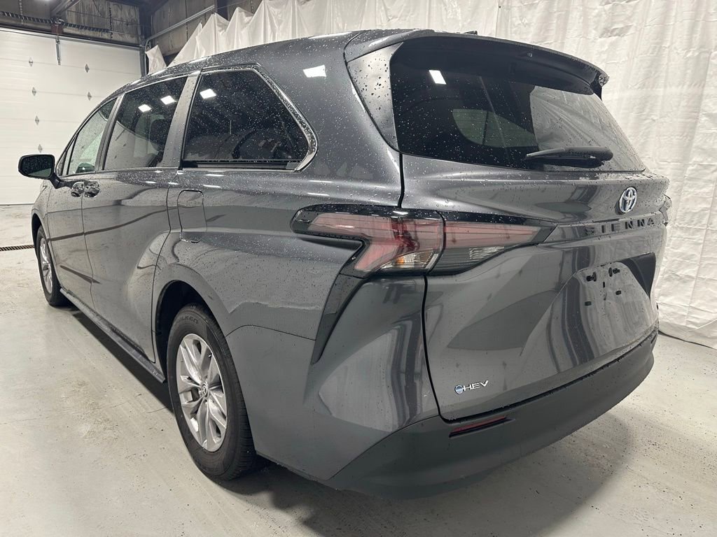 Used 2025 Toyota Sienna LE image 5
