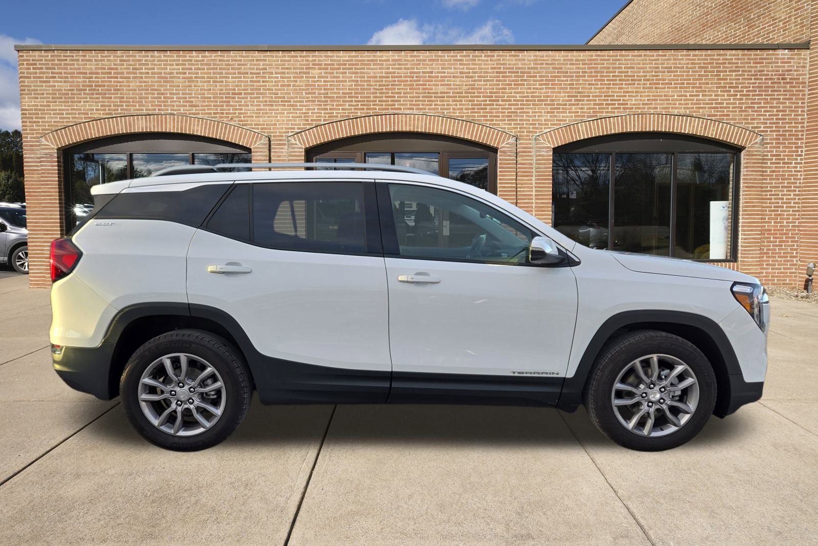 Used 2024 GMC Terrain SLT image 2