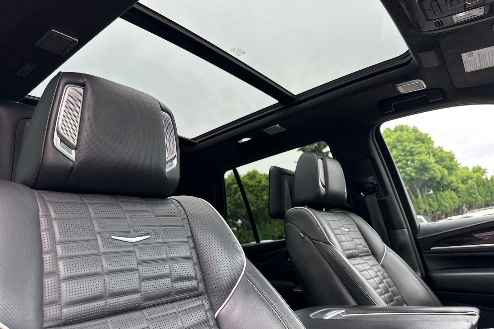 Used 2023 Cadillac Escalade Premium Luxury Platinum AWD/4WD image 21