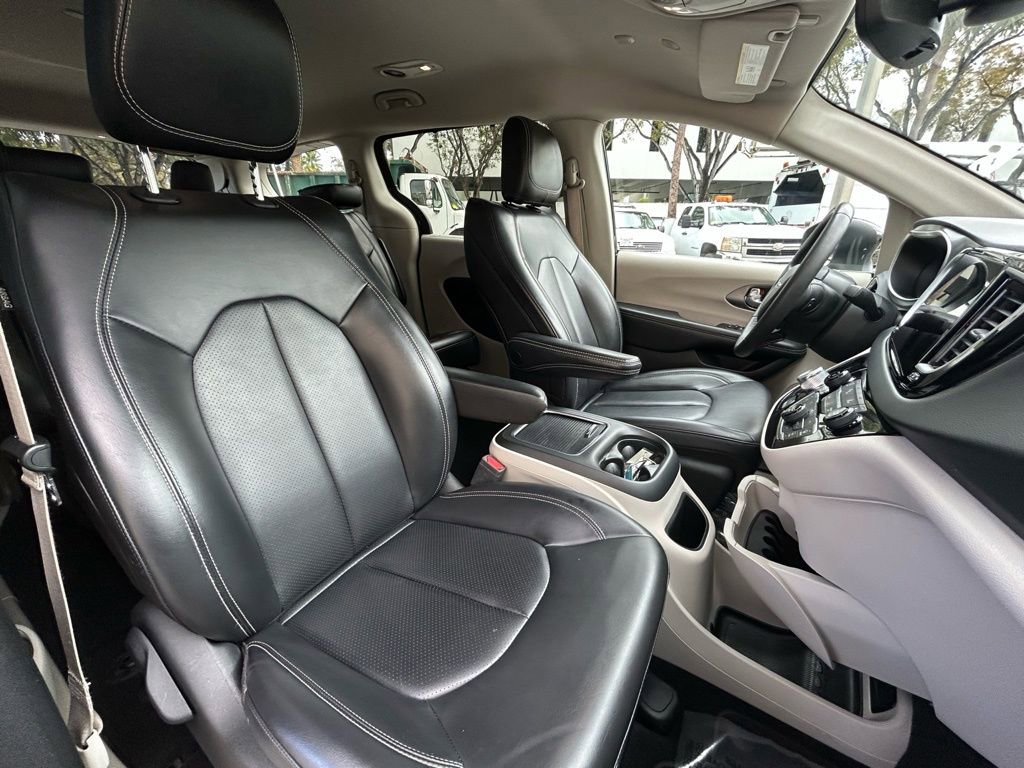 Used 2023 Chrysler Pacifica Touring-L FWD image 30
