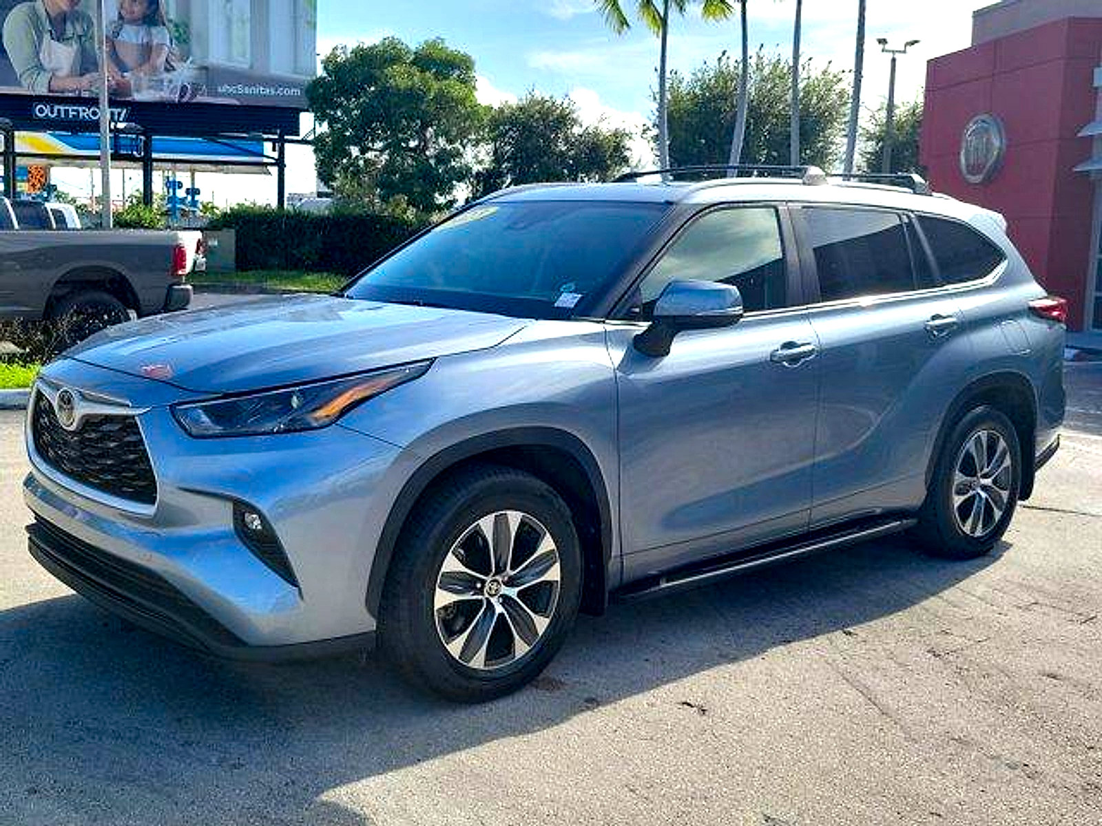 Used 2023 Toyota Highlander XLE FWD image 3