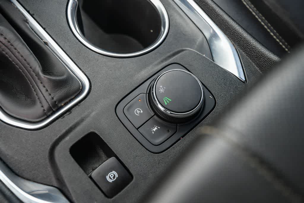 Used 2022 Chevrolet Traverse Premier FWD image 21