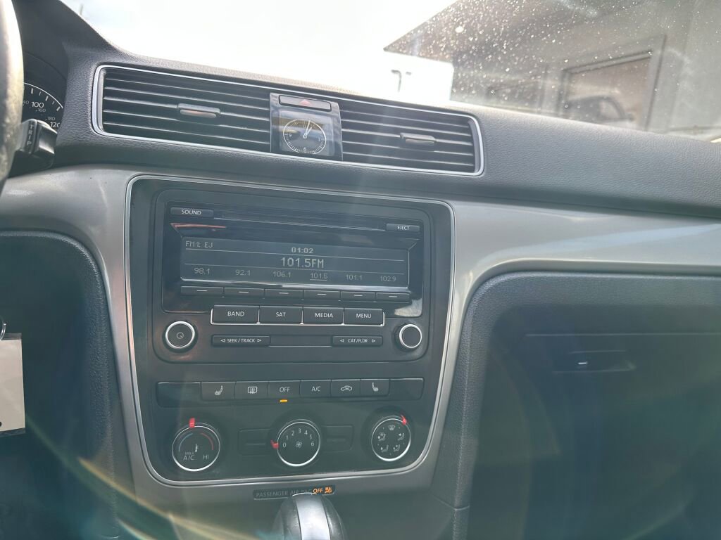 Used 2014 Volkswagen Passat 1.8T Wolfsburg Edition image 17