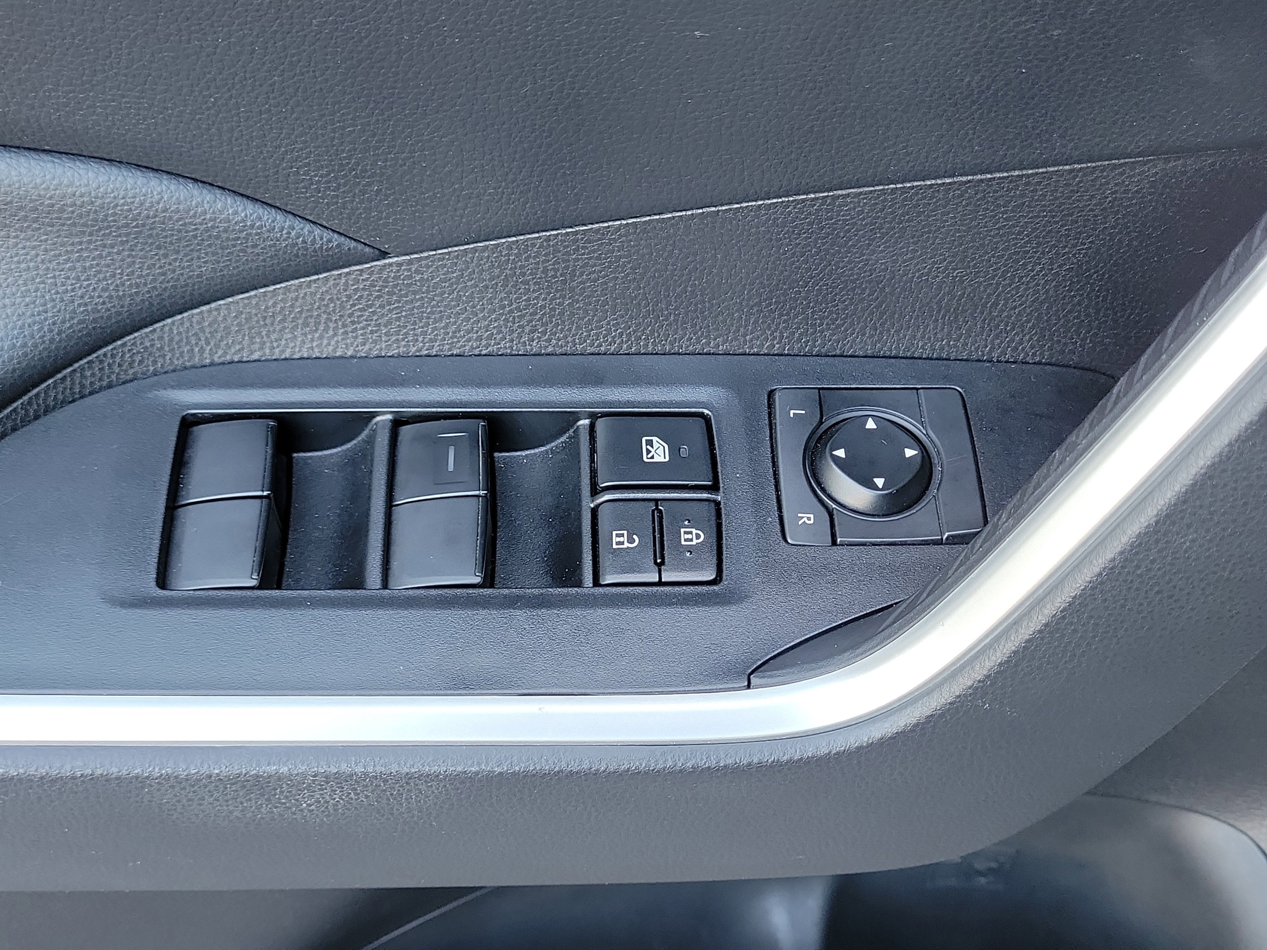 Used 2023 Toyota RAV4 LE image 17