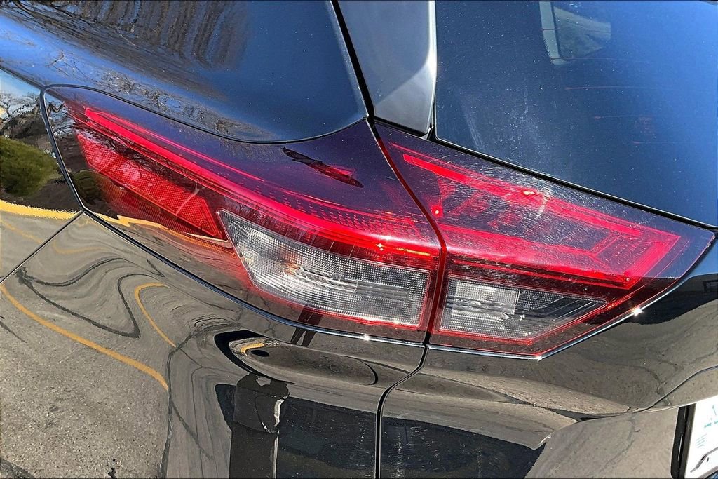 Used 2023 Nissan Rogue SV image 30
