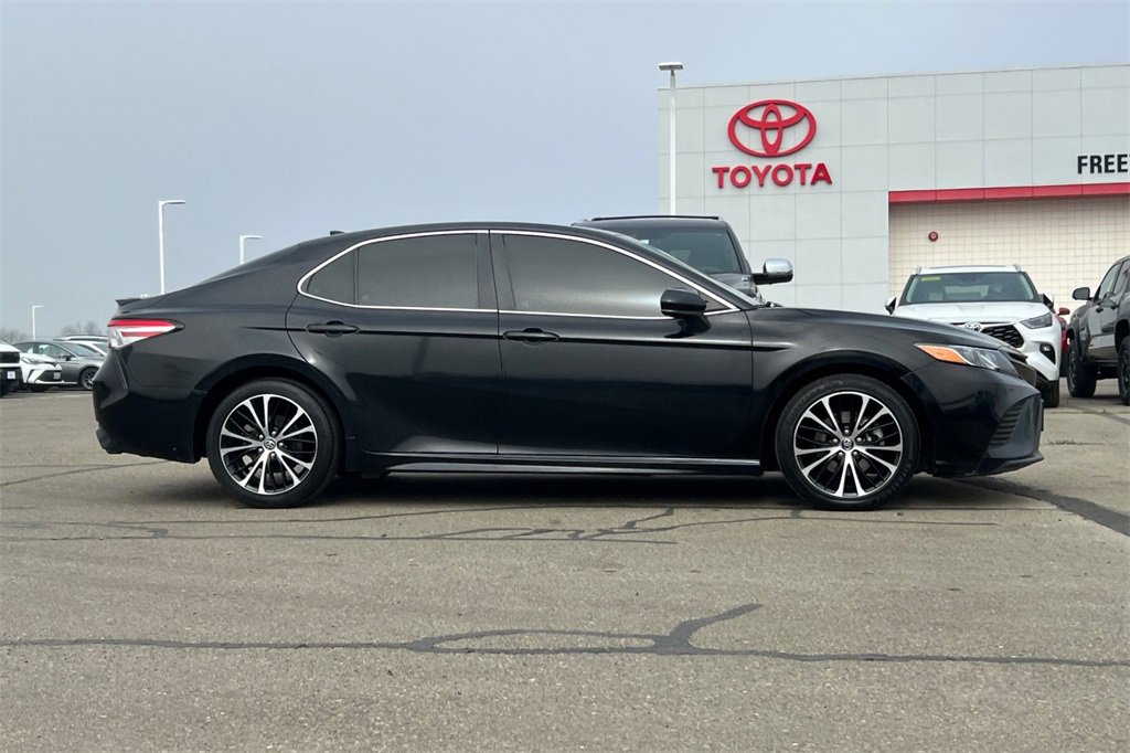 Used 2020 Toyota Camry SE image 3