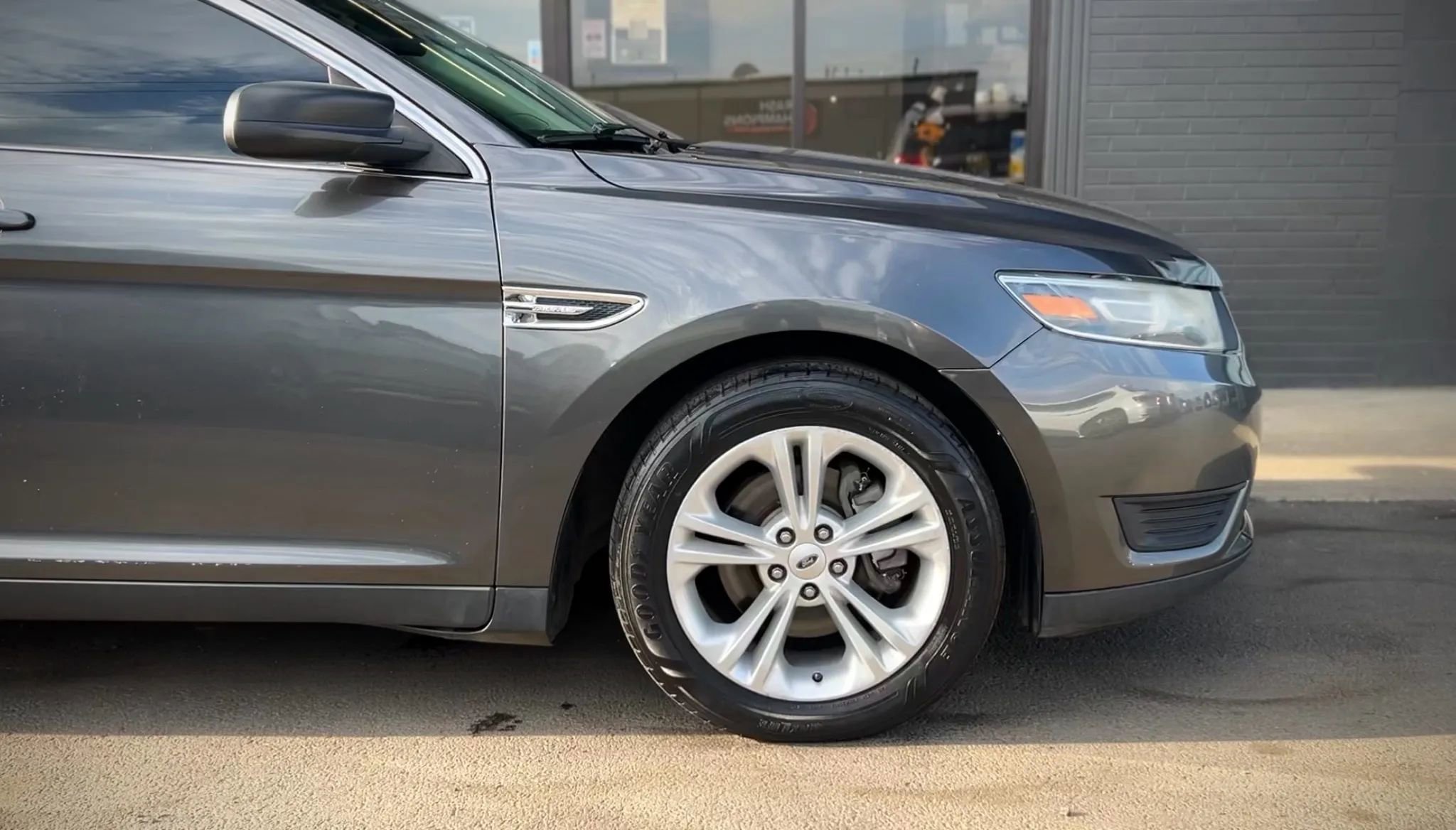 Used 2015 Ford Taurus SE image 2