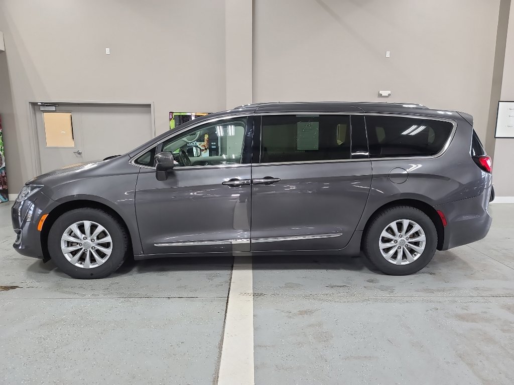 Used 2018 Chrysler Pacifica Touring-L image 1