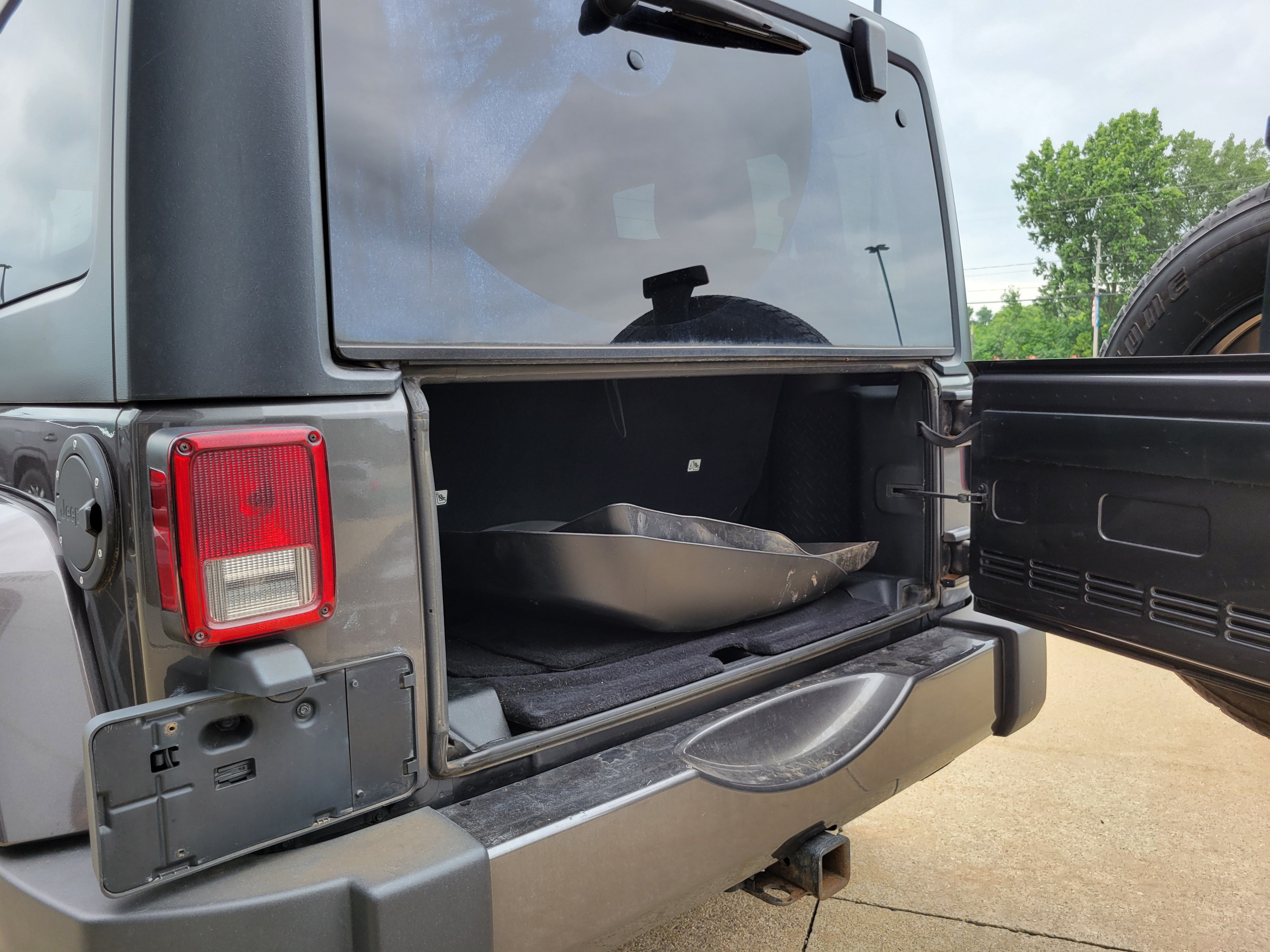 Used 2018 Jeep Wrangler Sahara w/ Connectivity Group AWD/4WD image 18