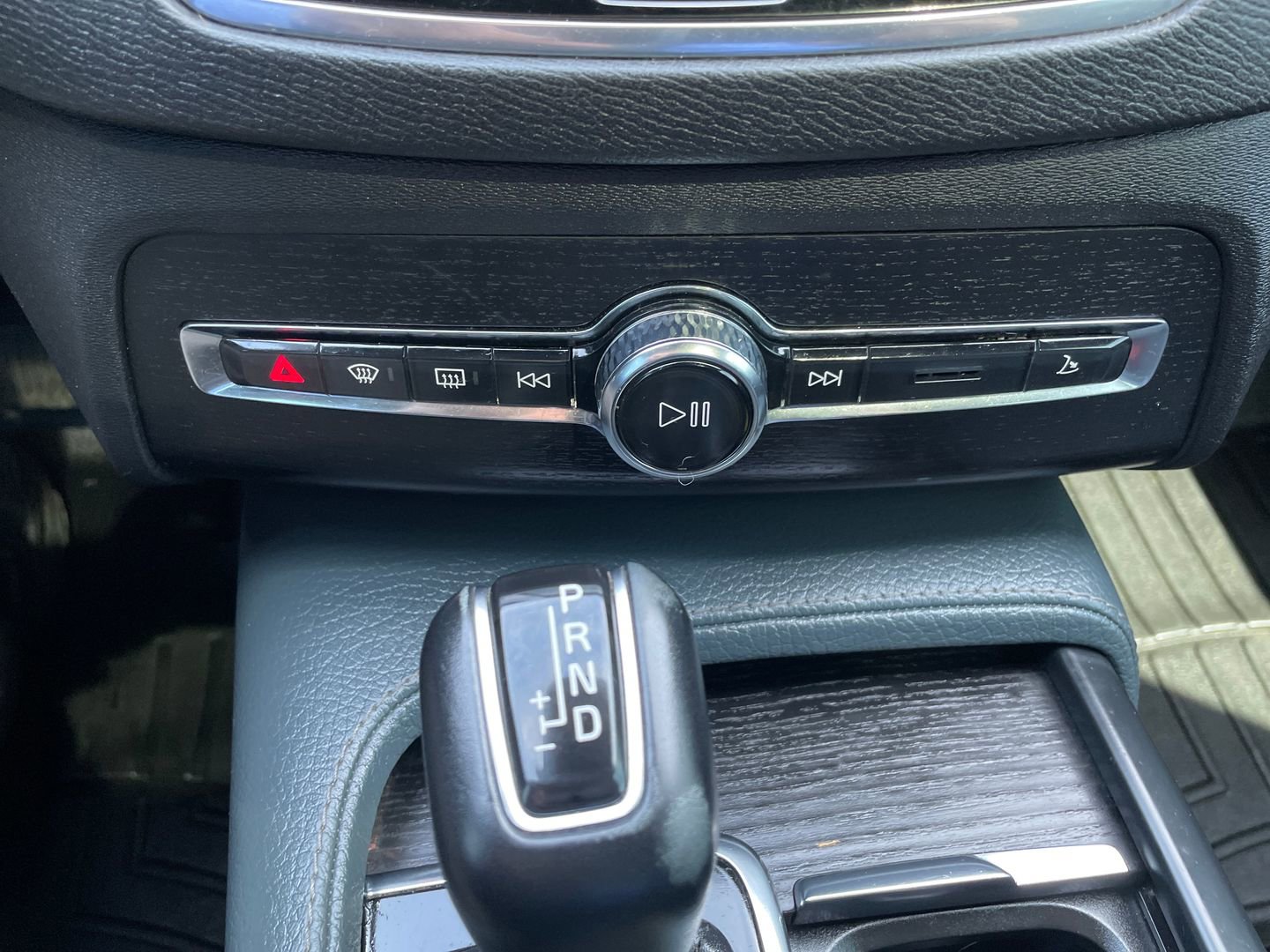 Used 2020 Volvo XC90 T6 Momentum w/ Protection Package Premier image 21