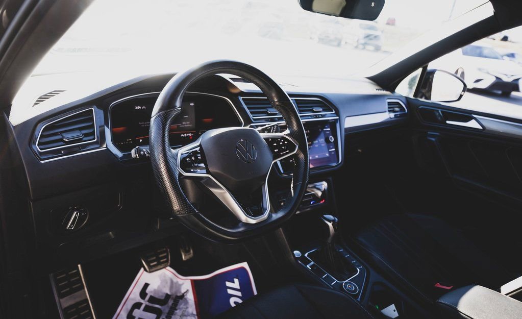 Used 2022 Volkswagen Tiguan SE R-Line image 2