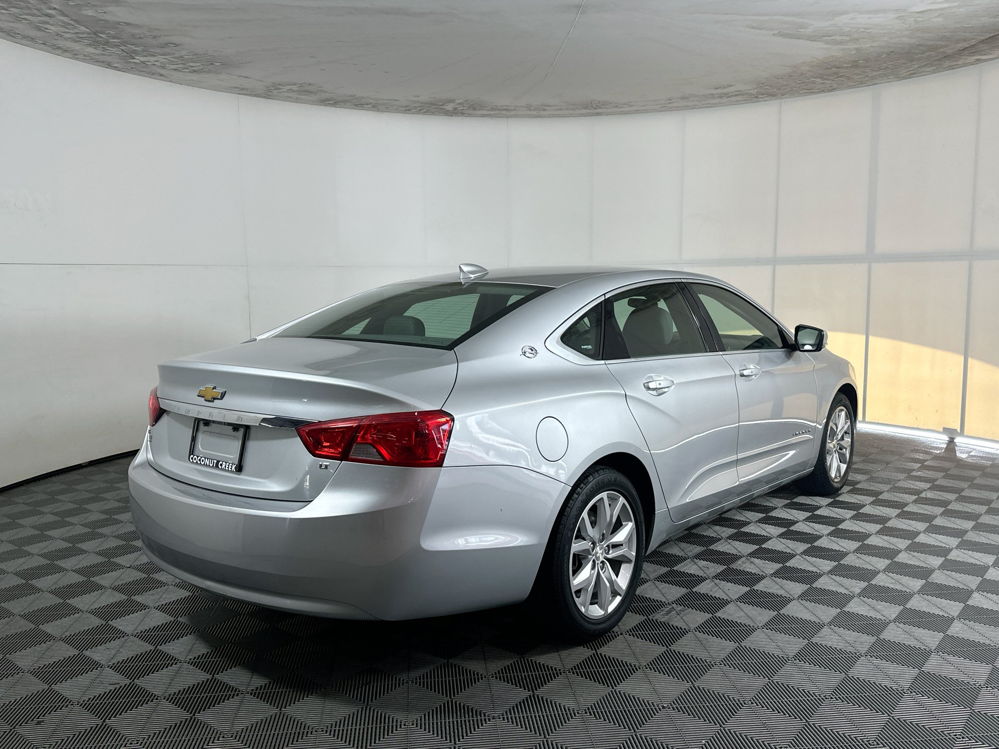 Used 2018 Chevrolet Impala LT FWD image 3
