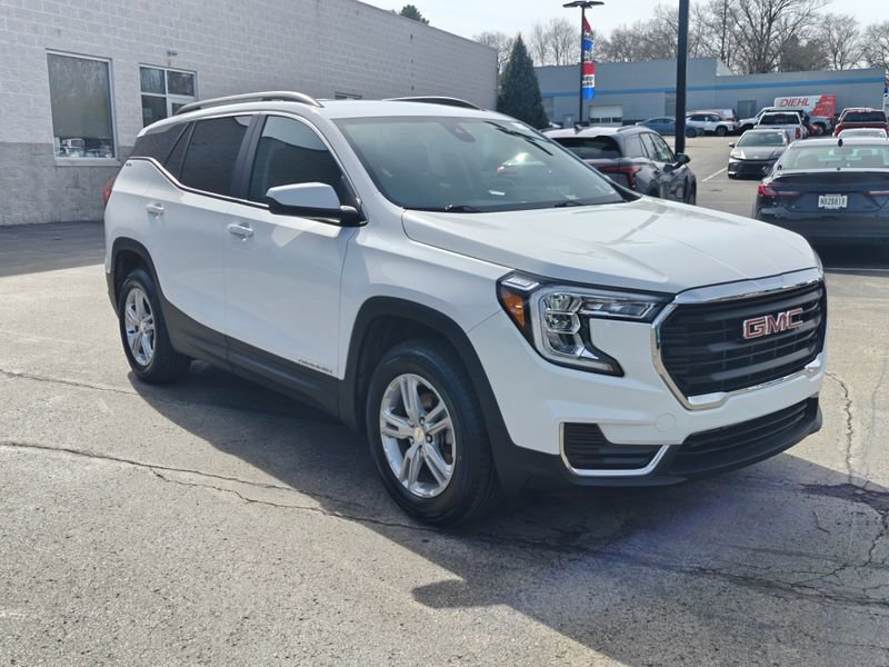 Used 2023 GMC Terrain SLE w/ Driver Convenience Package image 3