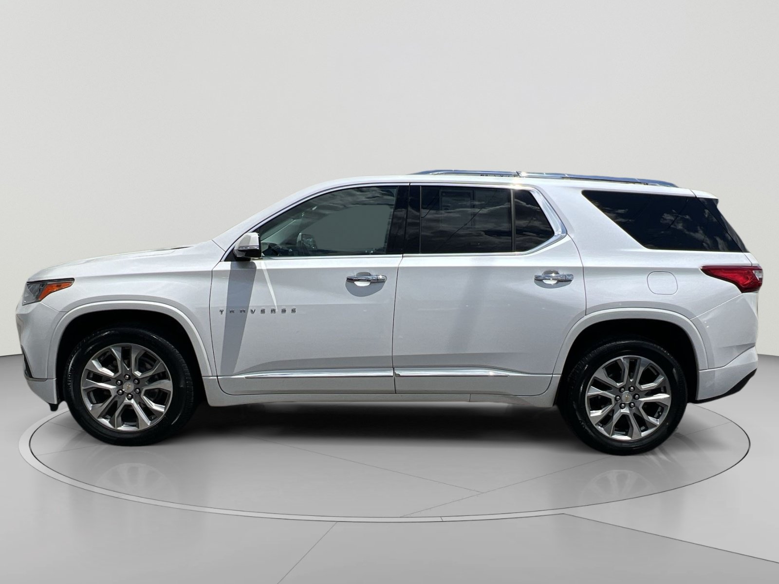 Used 2019 Chevrolet Traverse Premier w/ Driver Confidence II Package FWD image 2