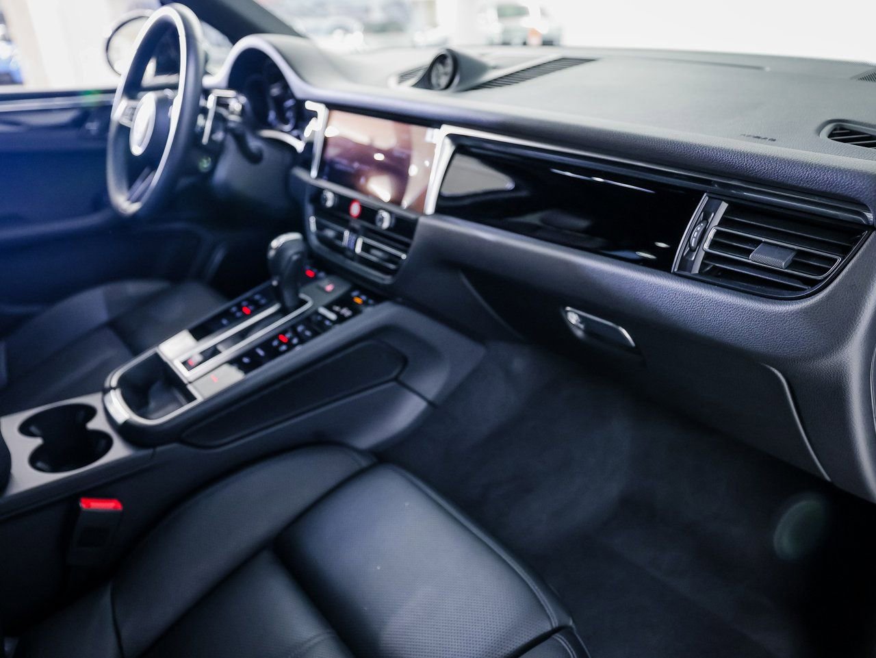 Certified 2025 Porsche Macan AWD/4WD image 28
