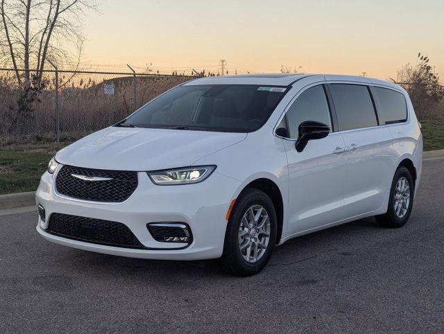 New 2026 Chrysler Pacifica Select image 7