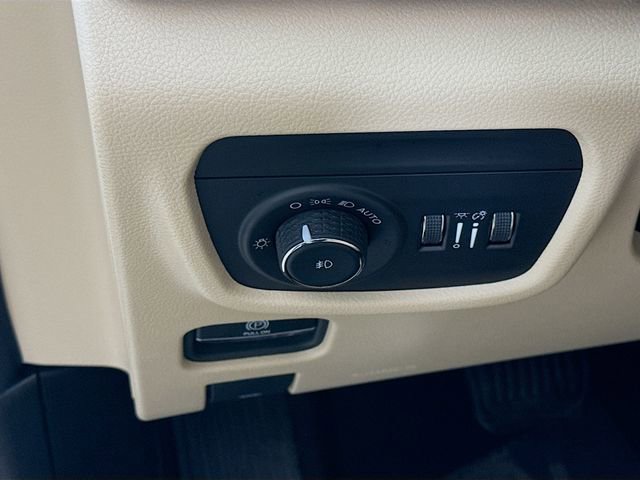 Used 2024 Jeep Grand Cherokee Limited image 10