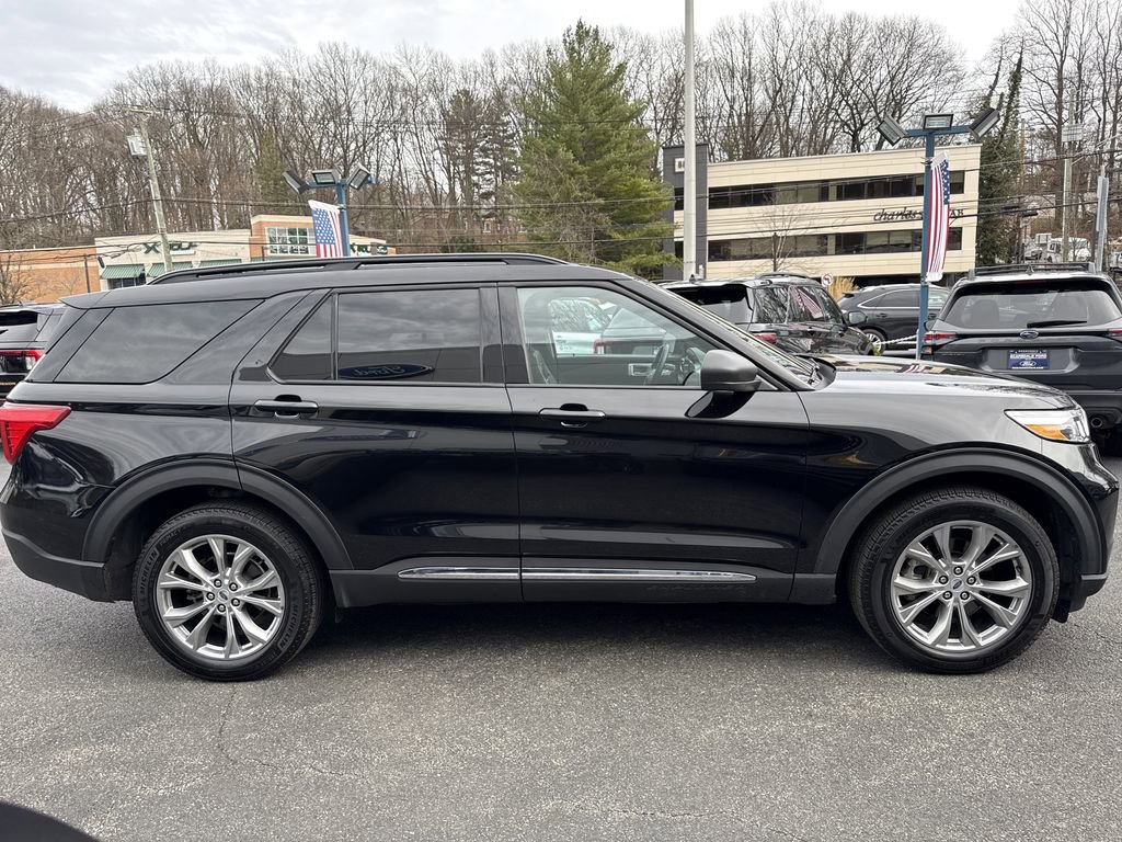 Used 2022 Ford Explorer XLT w/ Equipment Group 202A AWD/4WD image 3