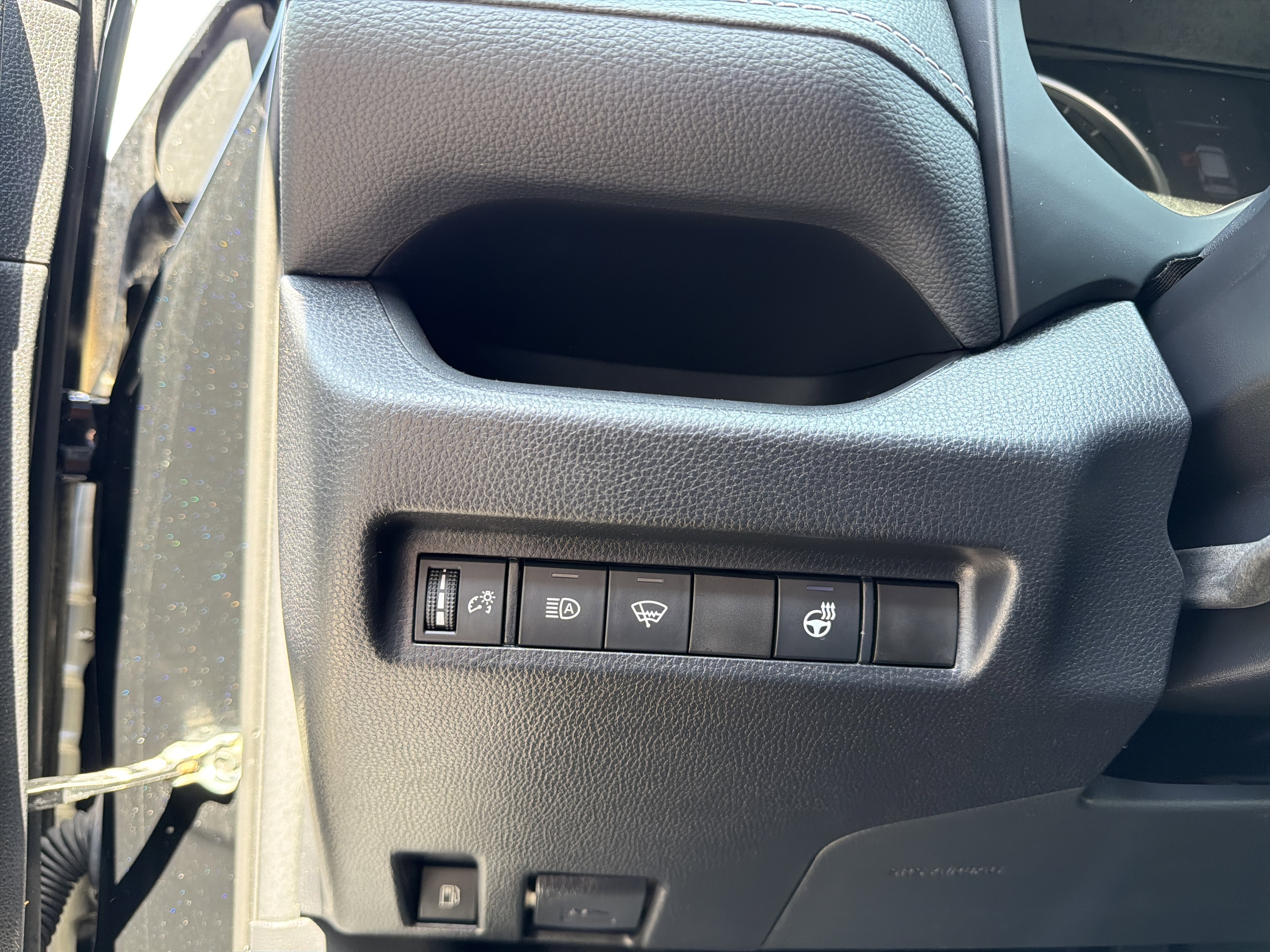 Used 2021 Toyota RAV4 XLE w/ XLE Grade Weather Package AWD/4WD image 16