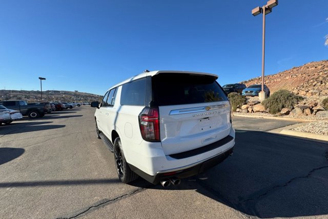 Used 2022 Chevrolet Suburban High Country image 3