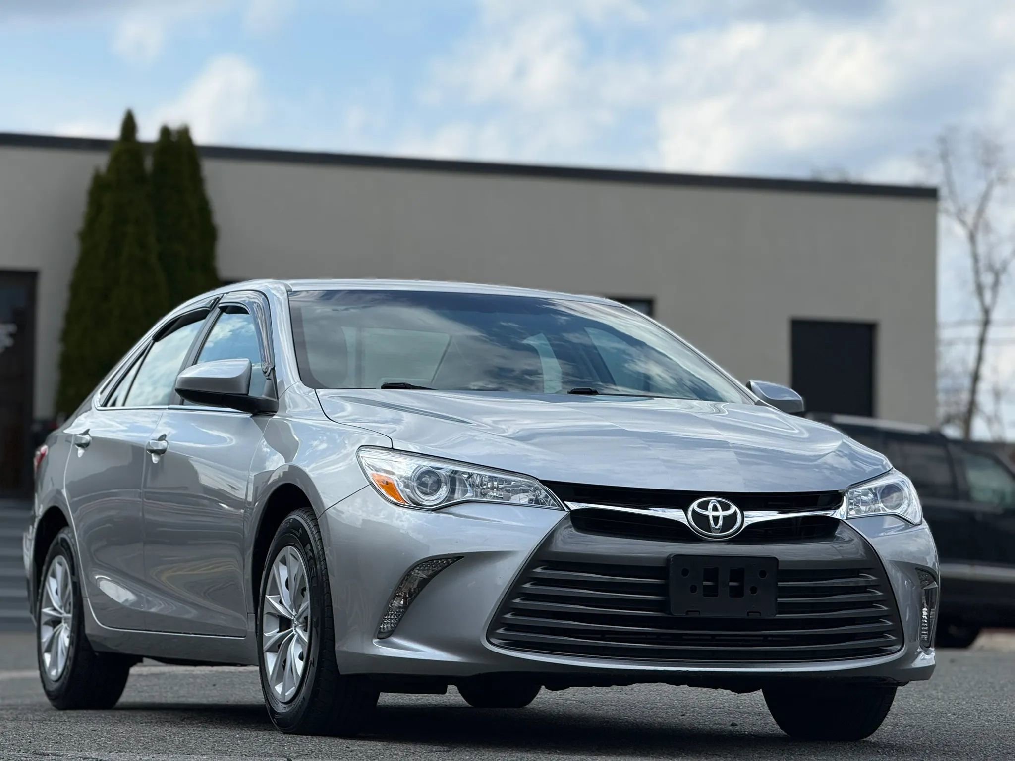 Used 2016 Toyota Camry LE FWD image 2