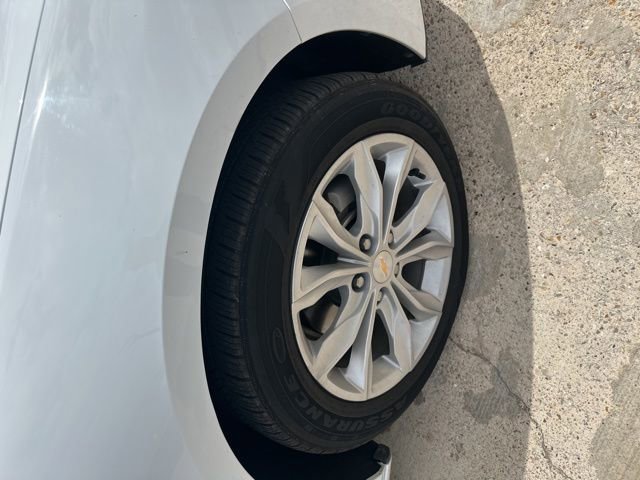 Used 2025 Chevrolet Malibu LT FWD image 4