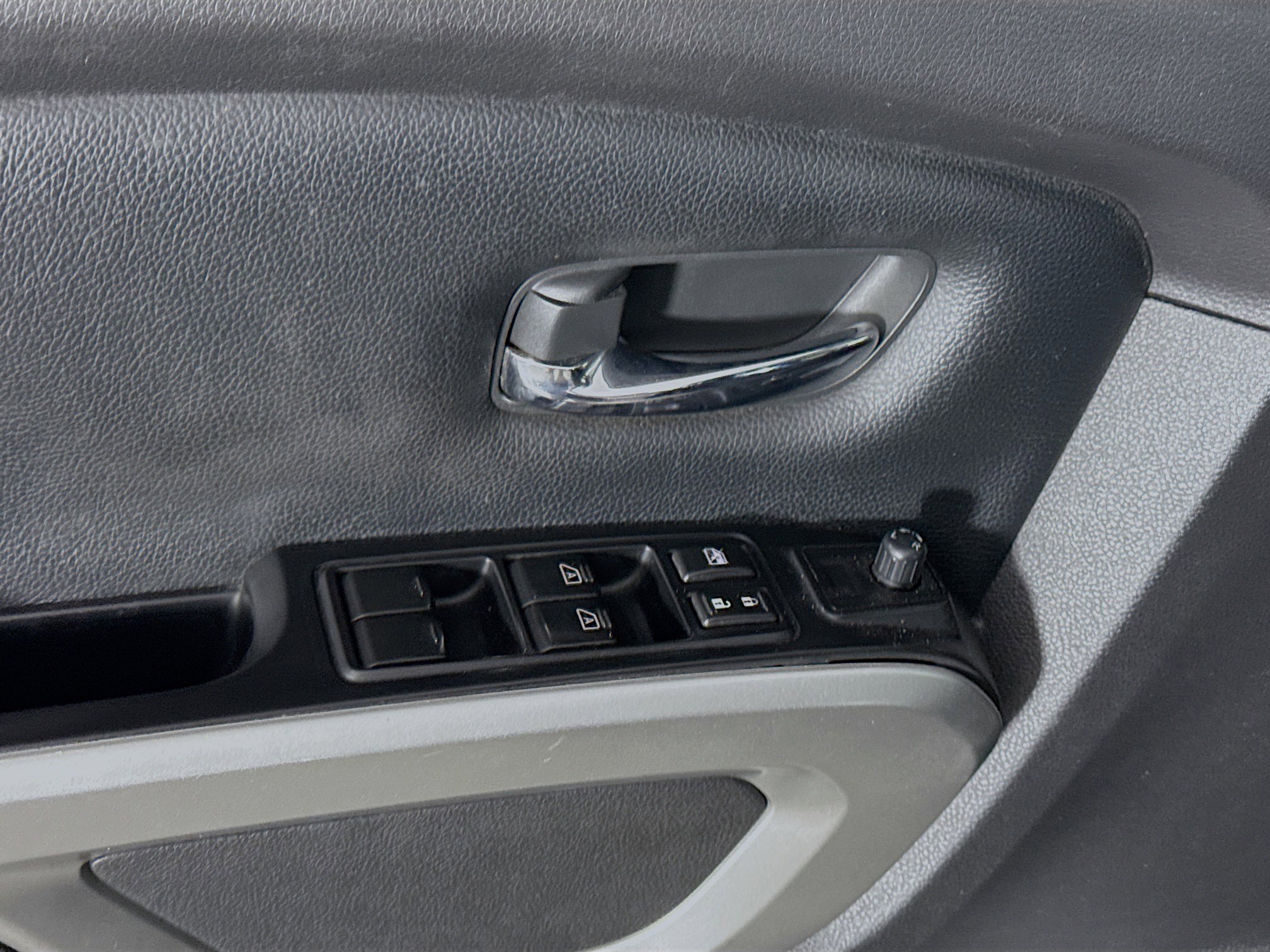 Used 2017 Nissan Titan SV image 23