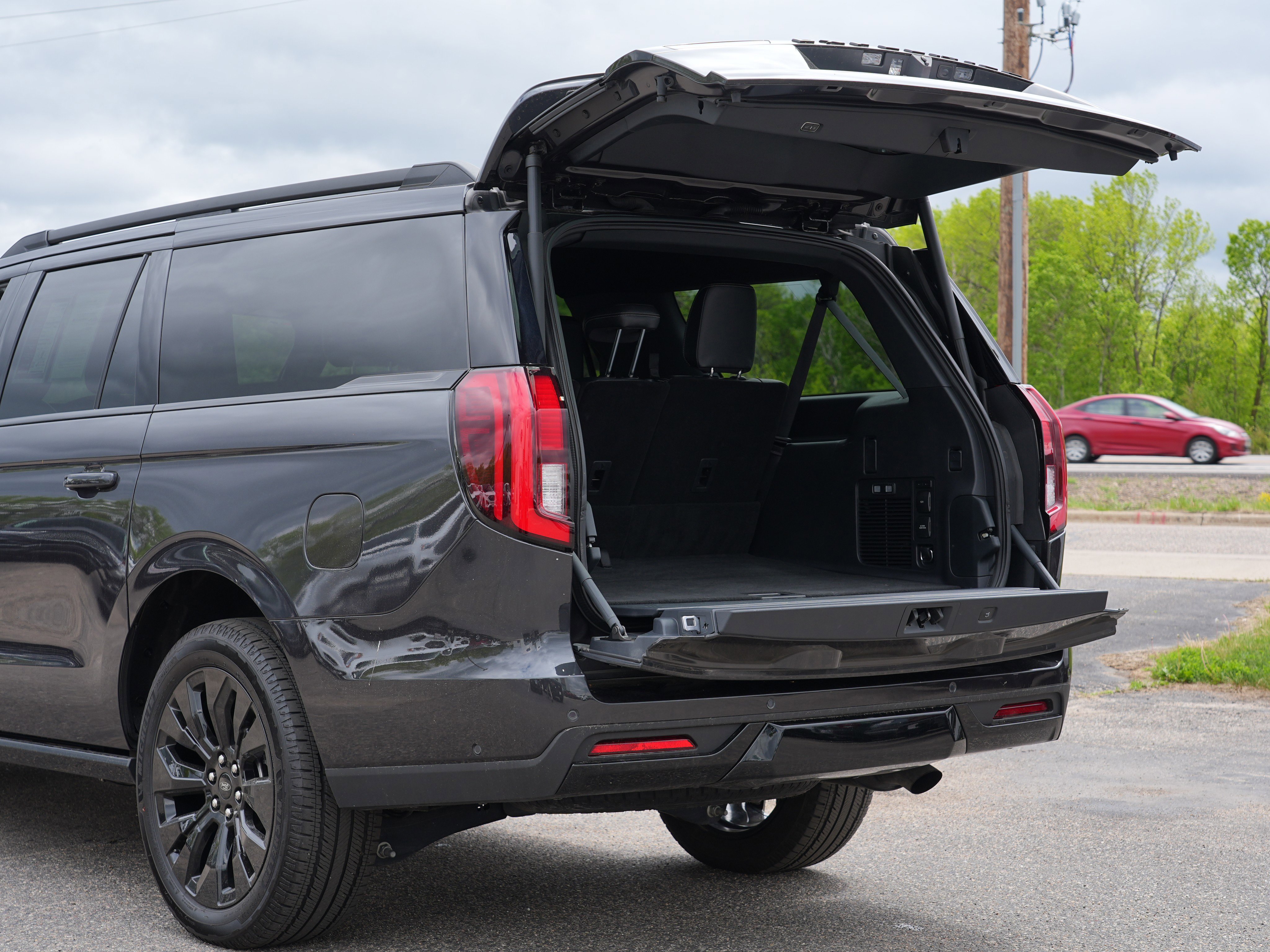 Used 2025 Ford Expedition Max Platinum w/ Stealth Appearance Package AWD/4WD image 32