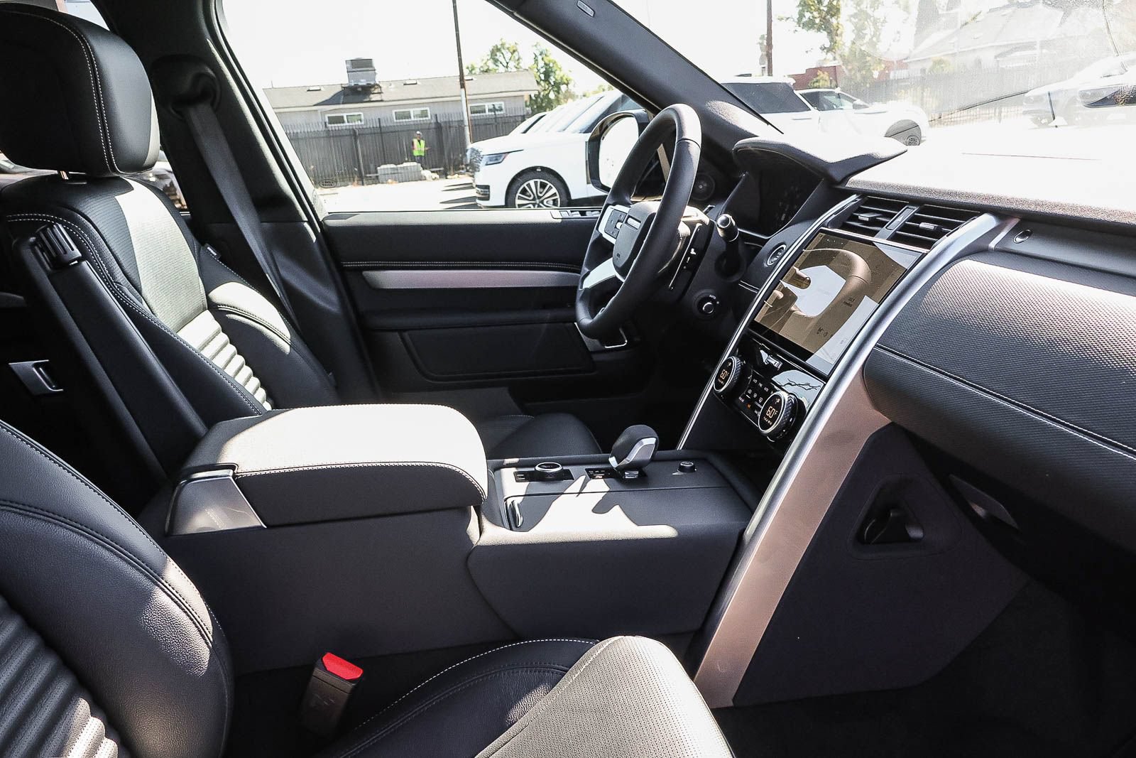 New 2026 Land Rover Discovery Limited Edition AWD/4WD image 17
