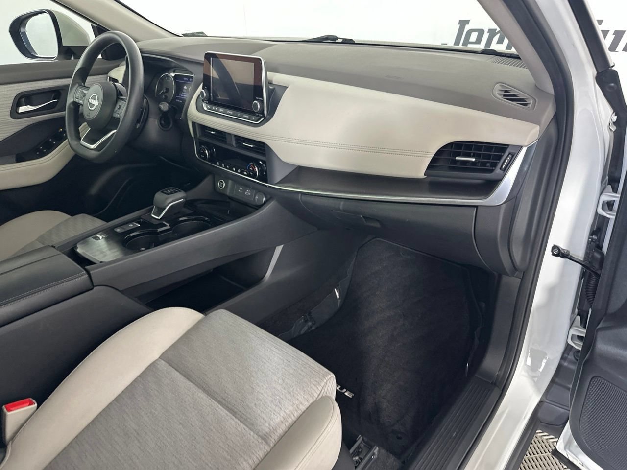 Used 2023 Nissan Rogue SV FWD image 31