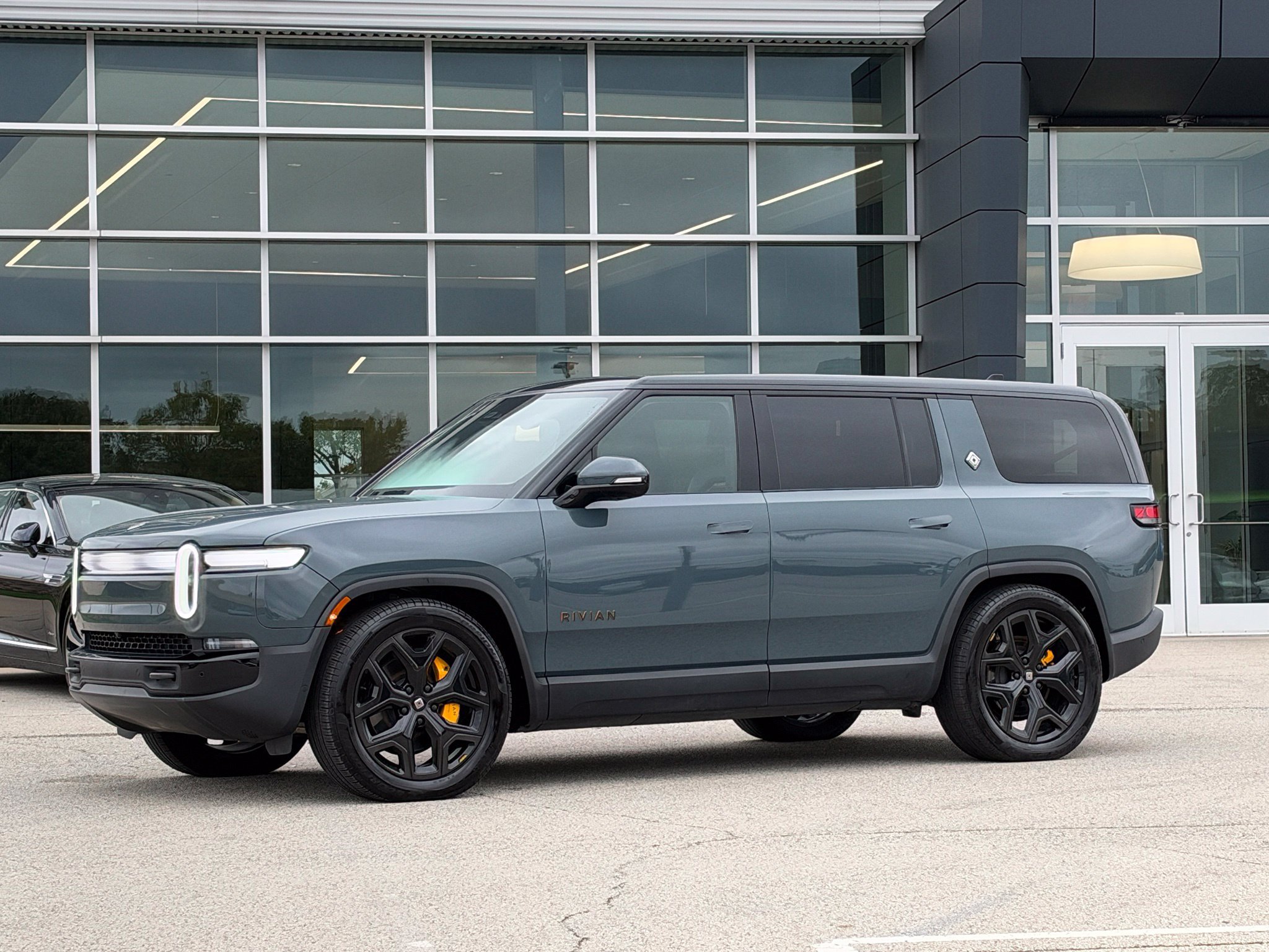 Used 2025 Rivian R1S Premium Dual AWD/4WD image 8