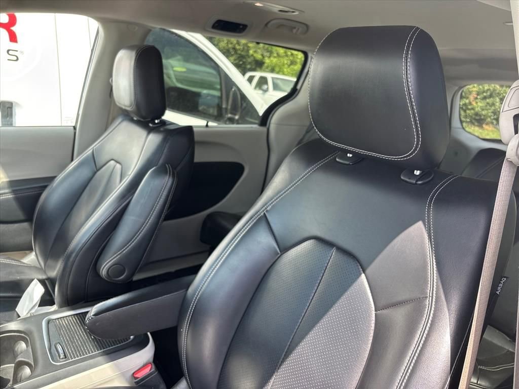 Used 2023 Chrysler Pacifica Touring-L image 18