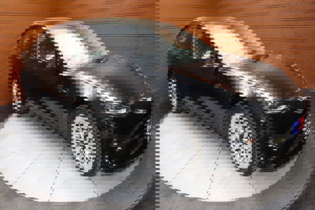 Used 2023 Tesla Model 3 Standard Range image 18
