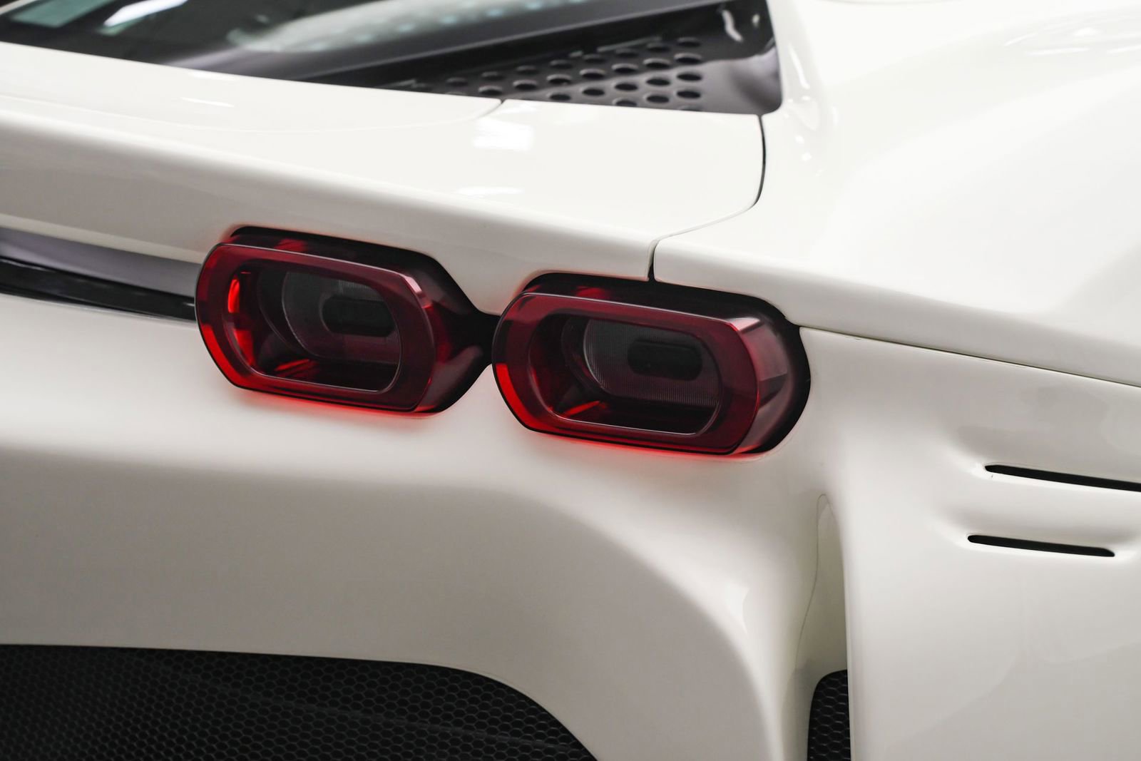 Used 2023 Ferrari SF90 Spider Bianco Avus image 23