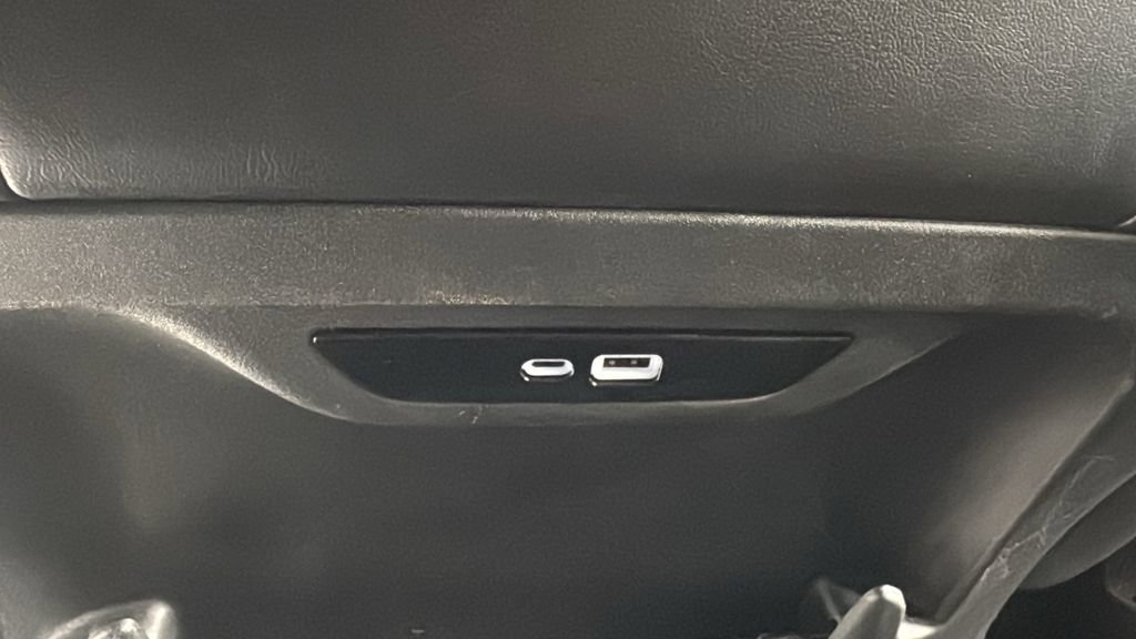 Used 2025 Chrysler Pacifica Select image 40