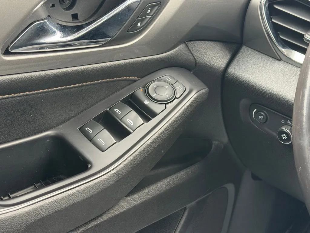 Used 2018 Chevrolet Traverse LT FWD image 26